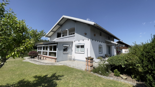 https://www.immobilien-schmidt-muenchen.de/thumbnailer.php?w=500&h=600&src=/images/angebote/643/Einfamilienhaus-mit-idyllischem-Garten.png