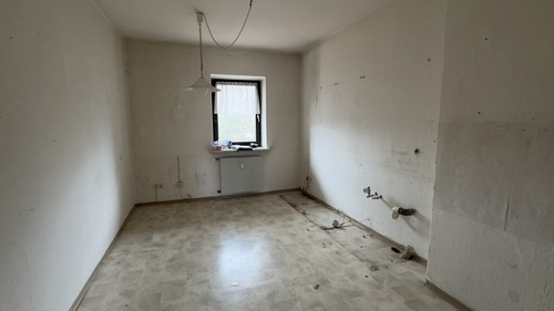 https://www.immobilien-schmidt-muenchen.de/thumbnailer.php?w=500&h=600&src=/images/angebote/782/3-Zimmer-Wohnung-renovierungsbeduerftig.png